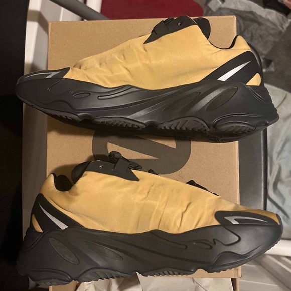 Yeezy 700 - Picture 6 of 6
